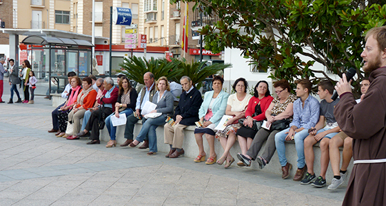 El Hno. Raúl predica en las calles de Antequera